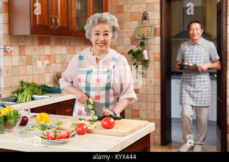 Das alte Paar sind in der Küche Stockfoto
