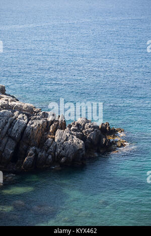 Meereslandschaft mit Felsen im Türkis pristine Wasser. Vertikale Komposition. Kopieren Sie Platz. Stockfoto