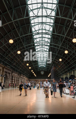 Innenraum des Grand Concourse mit großen gewölbten Dach, Hauptbahnhof, Sydney, NSW, Australien Stockfoto