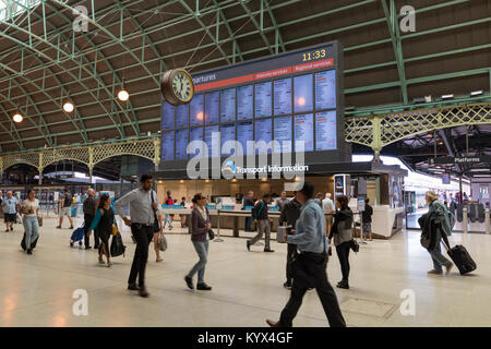 Innenraum des Grand Concourse mit großen gewölbten Dach, Hauptbahnhof, Sydney, NSW, Australien Stockfoto