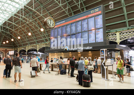 Innenraum des Grand Concourse mit großen gewölbten Dach, Hauptbahnhof, Sydney, NSW, Australien Stockfoto