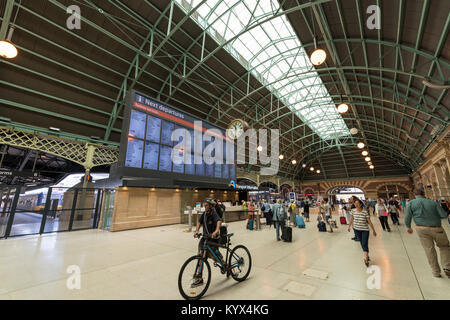 Innenraum des Grand Concourse mit großen gewölbten Dach, Hauptbahnhof, Sydney, NSW, Australien Stockfoto