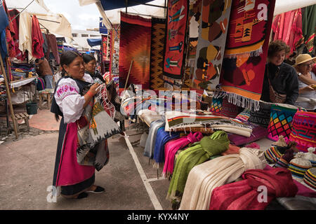 Otavalo, Ecuador - Januar 13, 2018: Der Handwerker Markt in Plaza de Ponchos ist sehr beliebt bei Touristen Stockfoto