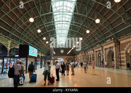 Innenraum des Grand Concourse mit großen gewölbten Dach, Hauptbahnhof, Sydney, NSW, Australien Stockfoto