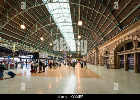 Innenraum des Grand Concourse mit großen gewölbten Dach, Hauptbahnhof, Sydney, NSW, Australien Stockfoto