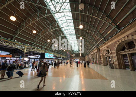 Innenraum des Grand Concourse mit großen gewölbten Dach, Hauptbahnhof, Sydney, NSW, Australien Stockfoto