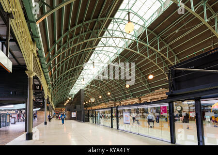 Innenraum des Grand Concourse mit großen gewölbten Dach, Hauptbahnhof, Sydney, NSW, Australien Stockfoto