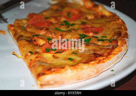 Nahaufnahme der frisch gebackene Pizza Pie am Platter in Quadrate schneiden Stockfoto