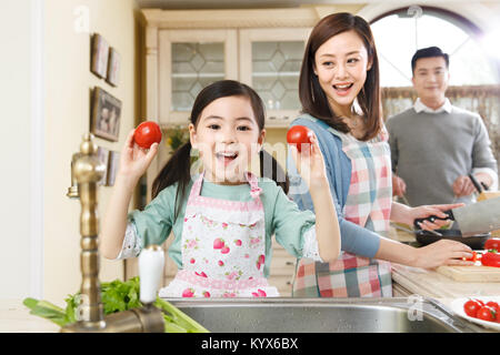 Glückliche Familien sind in der Küche Stockfoto