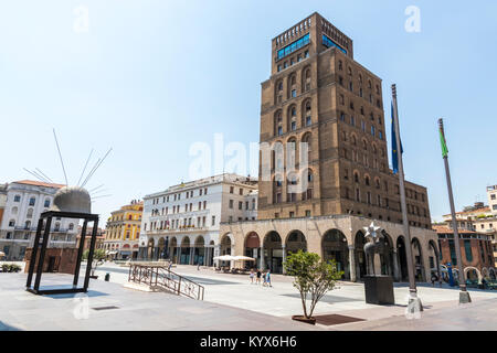 Die Piazza della Vittoria, ein Quadrat in Brescia, Italien, mit der torrione INA, ein Wolkenkratzer im Art-déco-Stil mit Einflüssen aus Chicago School Stockfoto