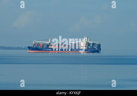 Frachtschiff am Meer, Hotel Sea Cliff, Sansibar, Tansania. Stockfoto