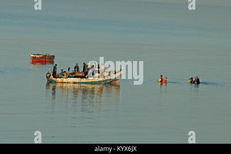 Fischer in Angeln Boot im Wasser, Hotel Sea Cliff, Sansibar, Tansania Stockfoto