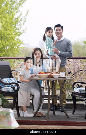 Glückliche Familien essen Frühstück auf der Terrasse Stockfoto