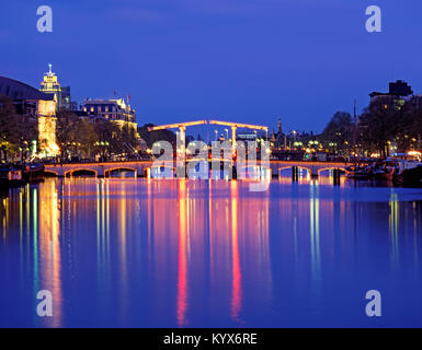 Skinny (Magere Brug) Brücke über den Fluss Amstel, Amsterdam, Holland, Niederlande Stockfoto