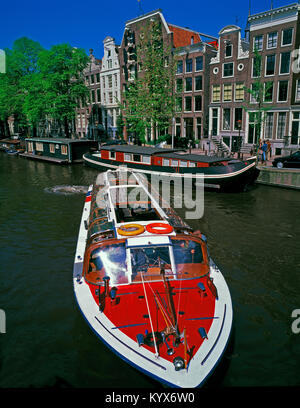 Vergnügen / Touristische Bootsfahrt auf der Brouwersgracht Kanal, Amsterdam, Noord Holland, Niederlande Stockfoto