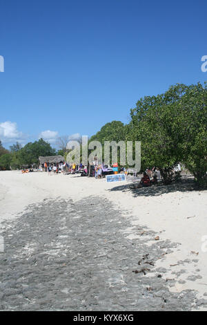 Anbieter von Stoff und Teppich Ständen am Strand, Sansibar, Tansania. Stockfoto