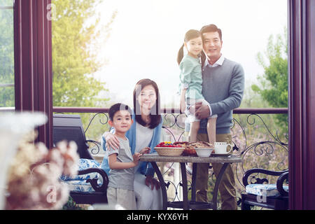 Glückliche Familien essen Frühstück auf der Terrasse Stockfoto