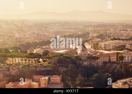 Panorama von Rom auf einem Sommer sonnigen Morgen mit Bergen im Hintergrund Stockfoto
