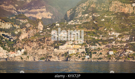 Blick von einem Boot auf eine kleine Stadt in den Bergen an der Amalfi Küste Stockfoto
