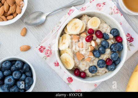 Gesundes Frühstück Haferflocken Haferbrei mit Früchten und Beeren. Ansicht von oben. Stockfoto