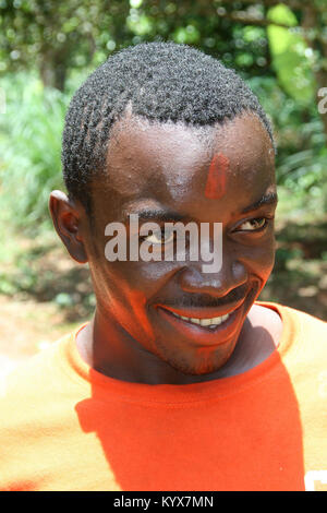 Lokalen Landarbeiter mit roten Achiote Farbstoff auf seiner Stirn, Spice Farm, Sansibar, Tansania. Stockfoto
