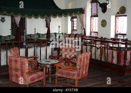 Hotel-Lounge mit bequemen Sofas, Sesseln und Wasserpfeifen, Stone Town, Sansibar, Tansania. Stockfoto