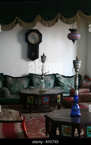 Hotel-Lounge mit bequemen Sofas, Sesseln und Wasserpfeifen, Stone Town, Sansibar, Tansania. Stockfoto