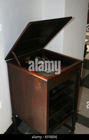 Schrank mit Stereoanlage und Plattenspieler Stockfoto, Bild: 35542642