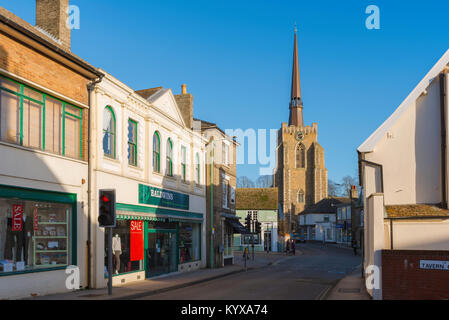Stowmarket Suffolk, Blick entlang Tavern Street und der Station Road in Richtung St. Peter und St. Mary's Church im Zentrum von Stowmarket, Suffolk, England, UK. Stockfoto