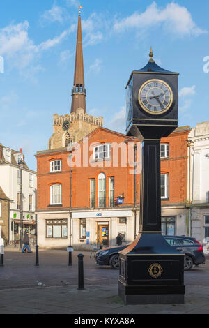 Stowmarket Suffolk, Aussicht auf den Marktplatz Clock Tower und die Turmspitze von St. Peter und St. Mary's Church in der Mitte der Stadt von Stowmarket Suffolk, Großbritannien Stockfoto