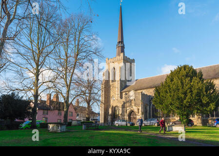 Stowmarket Suffolk Kirche, Blick auf den Kirchhof und West Turm der mittelalterlichen Kirche St. Peter und Maria in Stowmarket, Suffolk, England, UK. Stockfoto