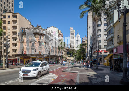 Downtown Sao Paulo mit alten Edifício do Banespa (Altino Arantes) Gebäude auf Hintergrund - Sao Paulo, Brasilien Stockfoto