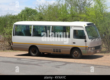 Toyota Kleinbus geparkt auf der Seite ein Road, Victoria Falls Private Game Reserve, Simbabwe. Stockfoto