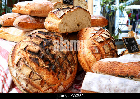 Frisches Brot auf einem Marktstand in der Provence, Frankreich. Nahaufnahme, runde Brote, Weizenbrote Stapel. Stockfoto