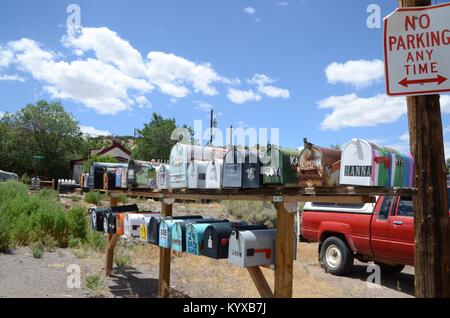 Eine Reihe von Hand bemalt Post Boxen in Madrid alte Geisterstadt New Mexico Stockfoto