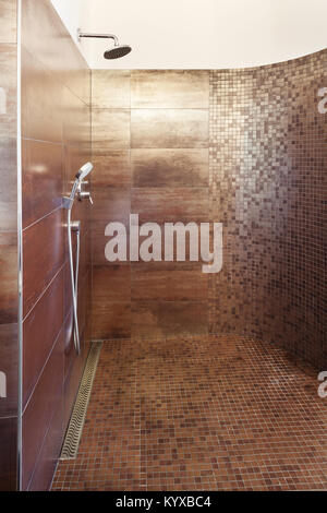Schönes Interieur eines modernen Hauses, Badezimmer, Dusche aus Marmor Stockfoto