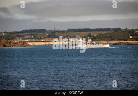 Die scillonian III Weitergabe Porthcressa Strand, Hugh Town auf der St Mary's von St Agnes Insel, Isles of Scilly, England, Cornwall, Großbritannien. Stockfoto