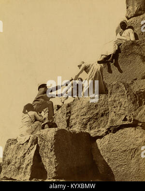 Ägyptischen Männern Unterstützung ein Touristen, der versucht, die Cheops-Pyramide klettern. Stockfoto