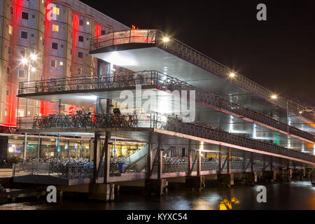 Amsterdam Fahrrad Parkplatz in der Nacht in der Nähe der Hauptbahnhof im Zentrum der Stadt Stockfoto