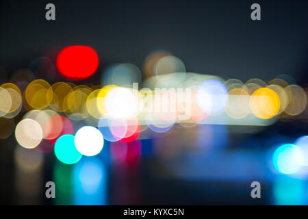Schöne bunte Blur bokeh Hintergrund mit blauen, roten und gelben Farben in der Nacht Stockfoto