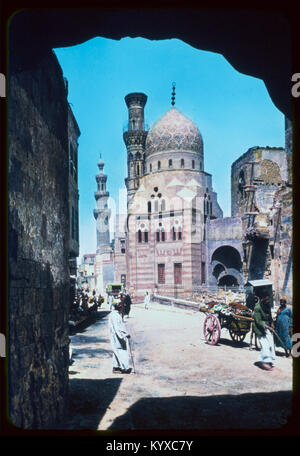 Kairo. Kairo-Straßenszene und Moschee von Kait Bey Stockfoto