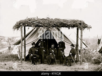 Portrait von Generalmajor George G. Meade, Offizier der Bundeswehr, und Corps Kommandanten, Nähe von Washington, D.C., Juni 1865: Horatio G. Wright, John A. Logan, Meade, John G. Parke, Andrew Humphreys, A. Stockfoto