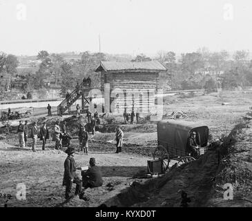 Arlington Heights, VA-Blockhaus in der Nähe von Aquäduktbrücke Stockfoto