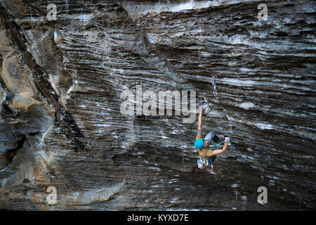 Man Klettern in Motherlode Höhle im Red River Gorge, Kentucky. Stockfoto