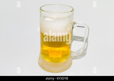 Kaltes Glas Bier auf weißem Hintergrund Stockfoto