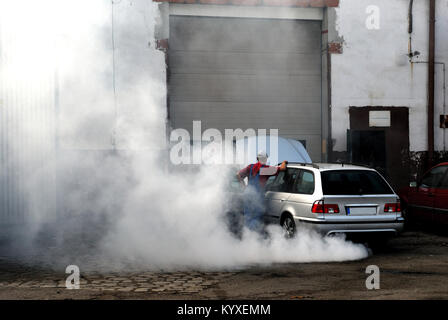 Auto, Mechaniker, Hand, Schlüssel, Schwere, schmutzige, Reparatur, Automotive, Industrie, Sicherheit, Service, Hygiene, menschliche, Job, Business, Erfolg, Arbeit Stockfoto