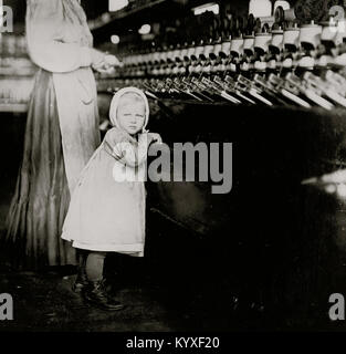 Ivey Mill, Hickory, NC, Winzling, 3 Jahre alt, besucht und spielt in der Mühle. Tochter von der Aufseher. Stockfoto