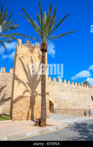 Die mittelalterliche Stadtmauer von Alcudia, Alcudia, Mallorca, Balearen, Spanien, Europa Stockfoto