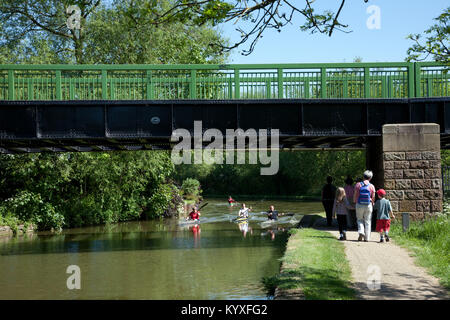 Kajakfahrer auf dem Grand Union Canal Pass unterhalb der ehemaligen Leighton Buzzard zu Dunstable Nebenbahn in der Nähe von Linslade, Bedfordshire, Großbritannien. Stockfoto