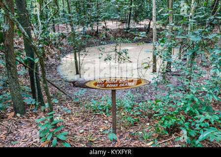 B 52 Bombentrichter auf der ikonischen Cu Chi Tunnel Netzwerk, versteckte Viet Cong Tunnel, einer touristischen Attraktion, Saigon (Ho Chi Minh City), South Vietnam Stockfoto